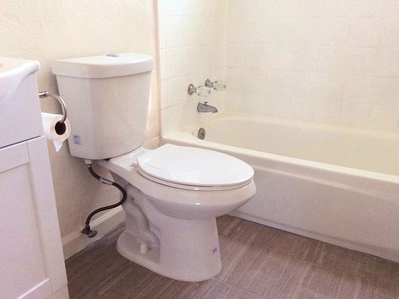 5th image of 3065 Hawthorn St APT 3