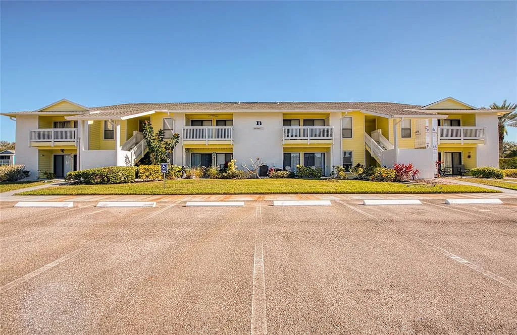 2 bed, 2.0 bath, 898 sqft, $1,750 — Photo 2