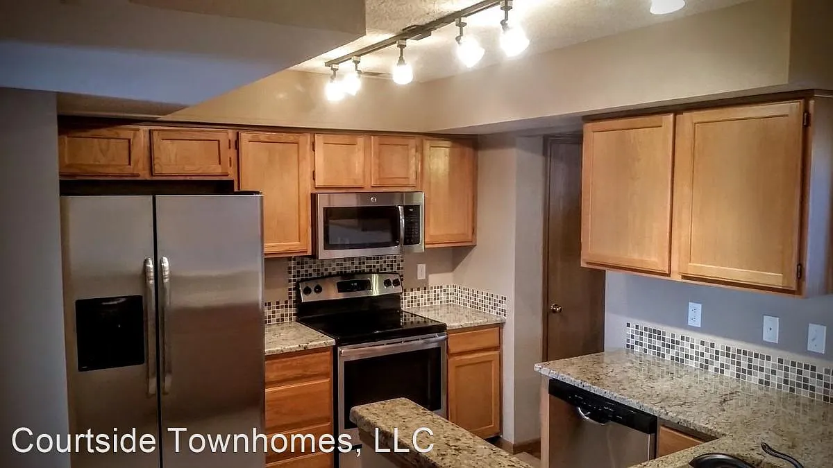 Courtside Townhomes — Photo 1