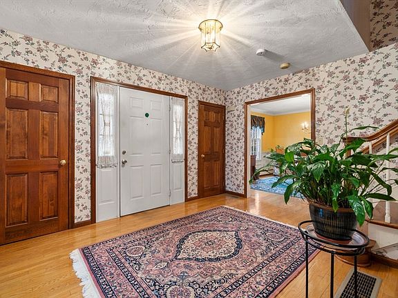 5th image of 249 W Elm St
