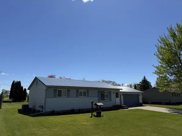 1900 Circle Dr, Fairgrove, MI 48733