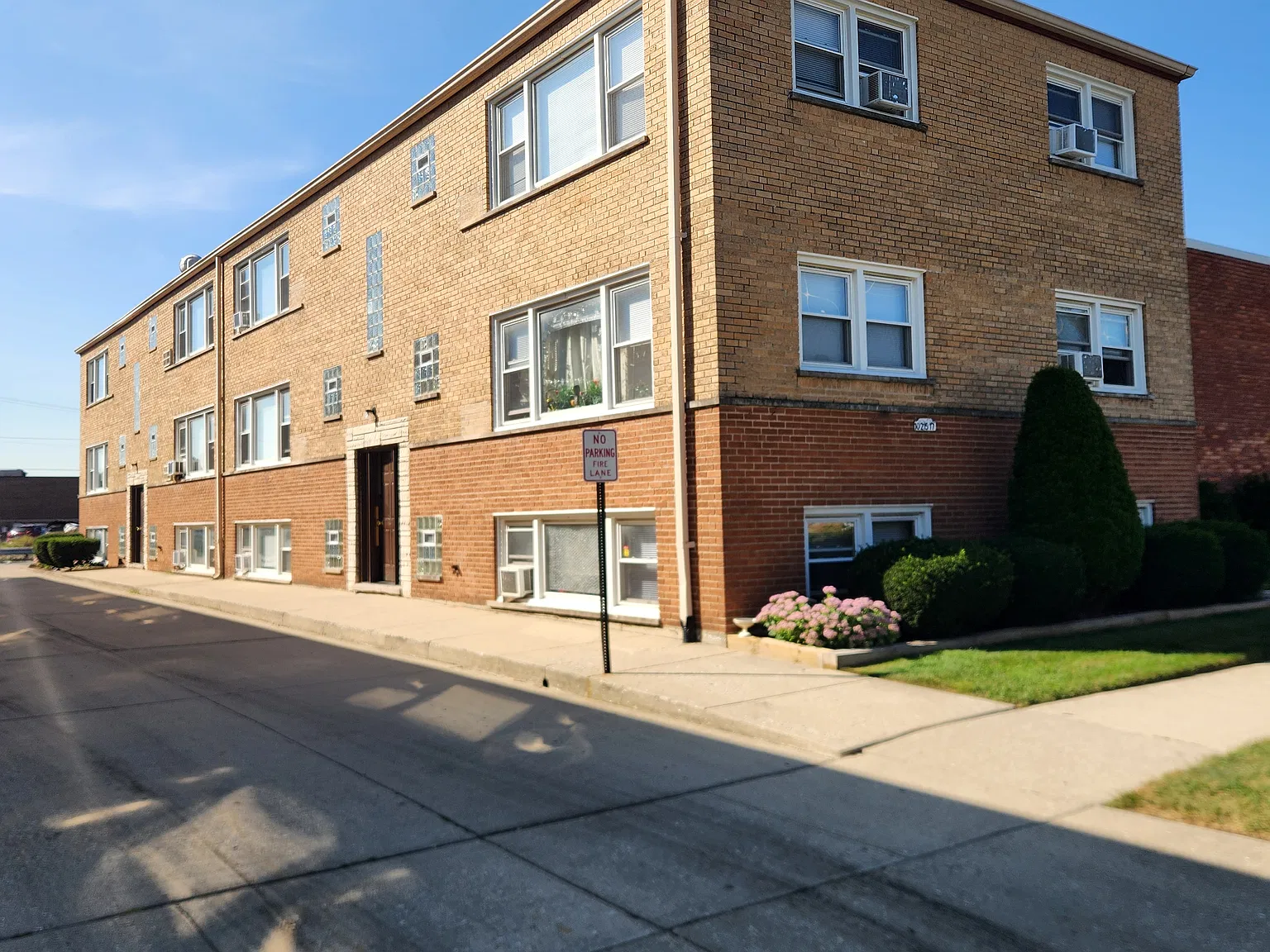 1 bed, 825 sqft, $1,325 — Photo 1