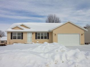 111 Whispering Wind Ln, Center Point, IA 52213