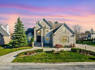 82 Waltonshire Ct, Rochester Hills, MI 48309