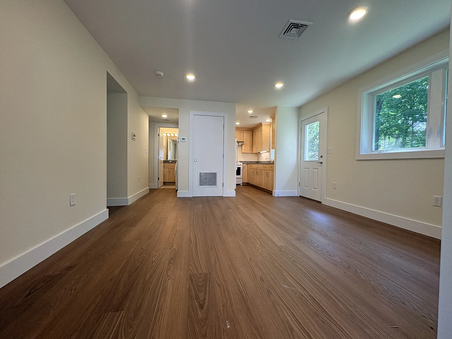 3 bed, 673 sqft, $3,300 — Photo 4