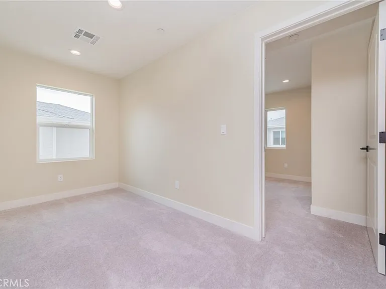 642 W Grand Ave — Photo 12