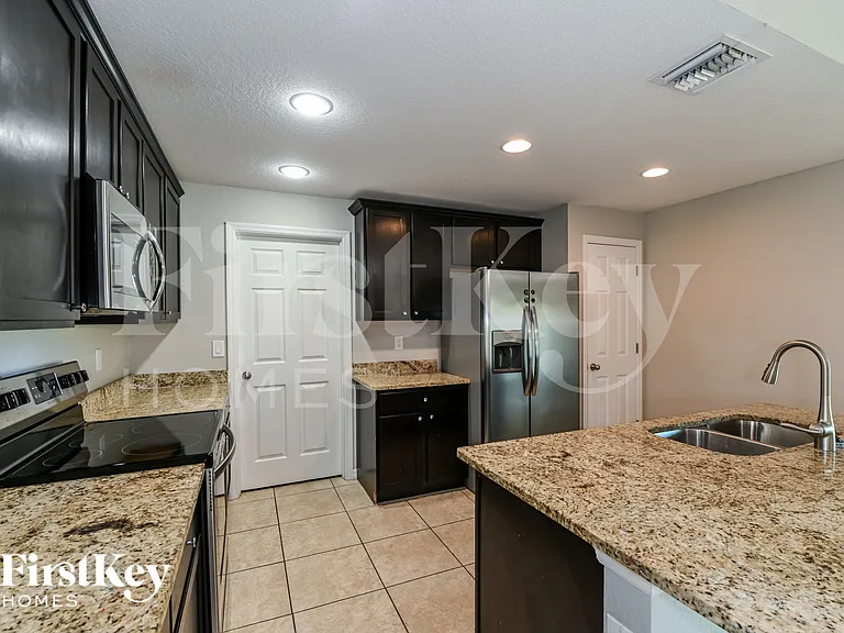 1203 SW 29th St — Photo 6