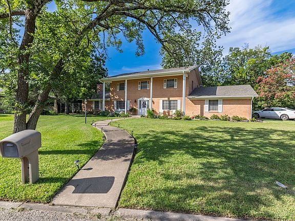 3rd image of 2810 Tanglewood Dr