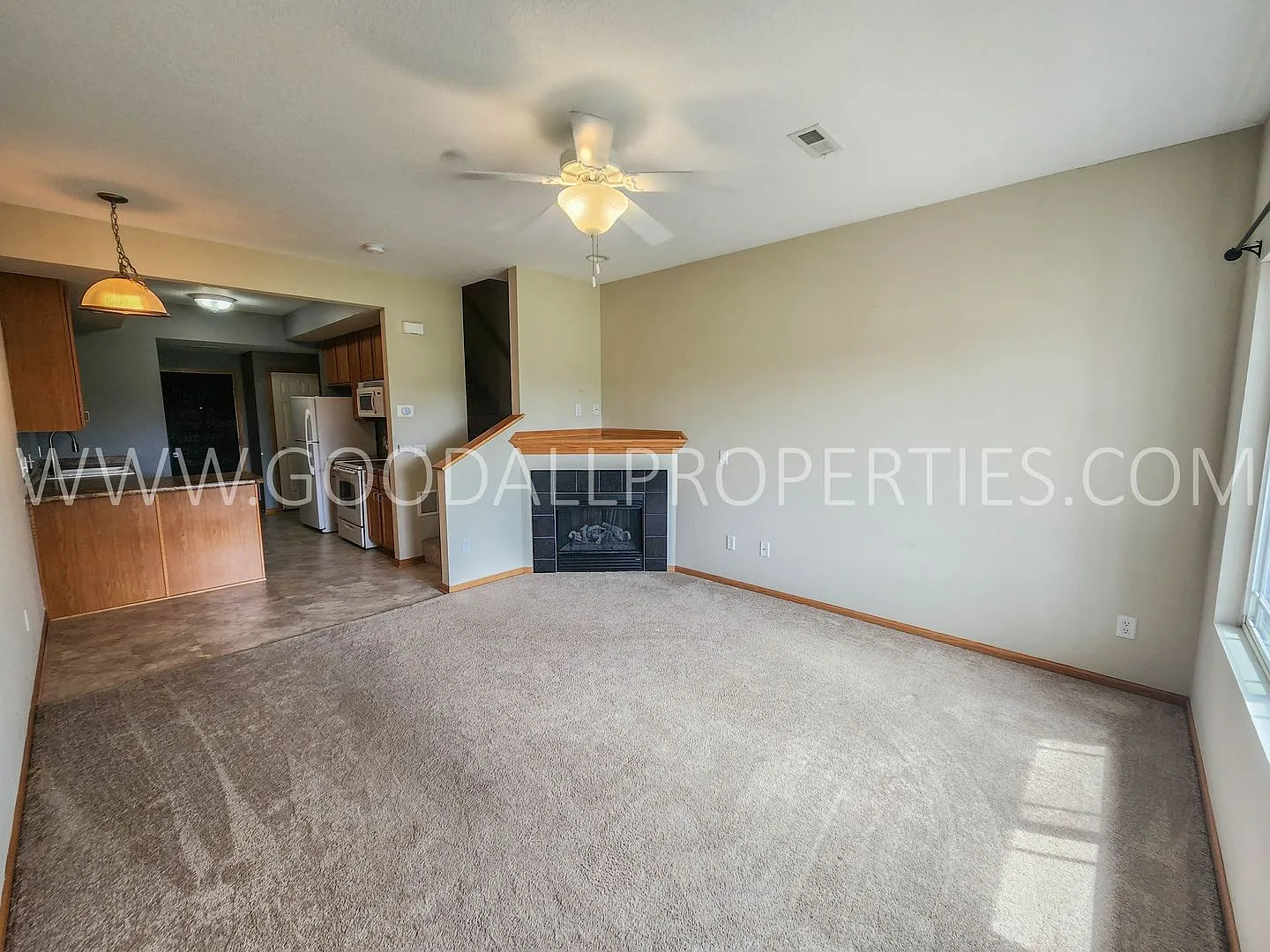 Beautiful 2 Bed, 2.5 Bath Townhome with Attached Garage in West Des Moines — Photo 3