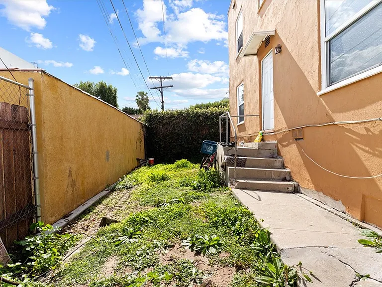 1032 S Redondo Blvd — Photo 18