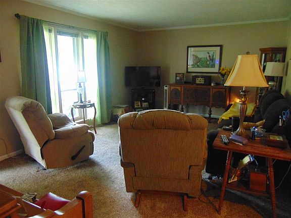 5th image of 652 Lakeshore Dr