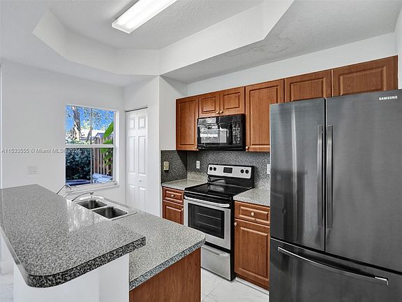 5th image of 4925 Leeward Ln #3401