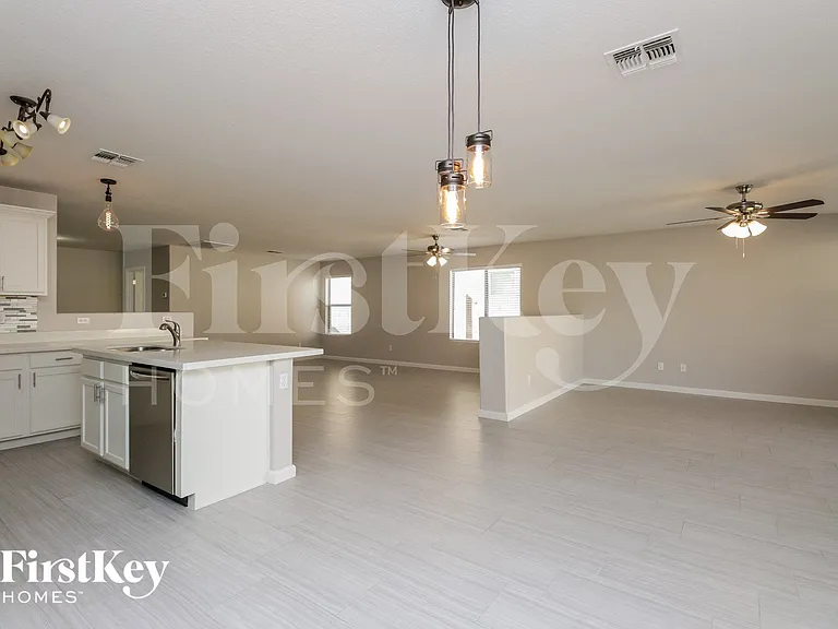 1130 E Oak Rd — Photo 5