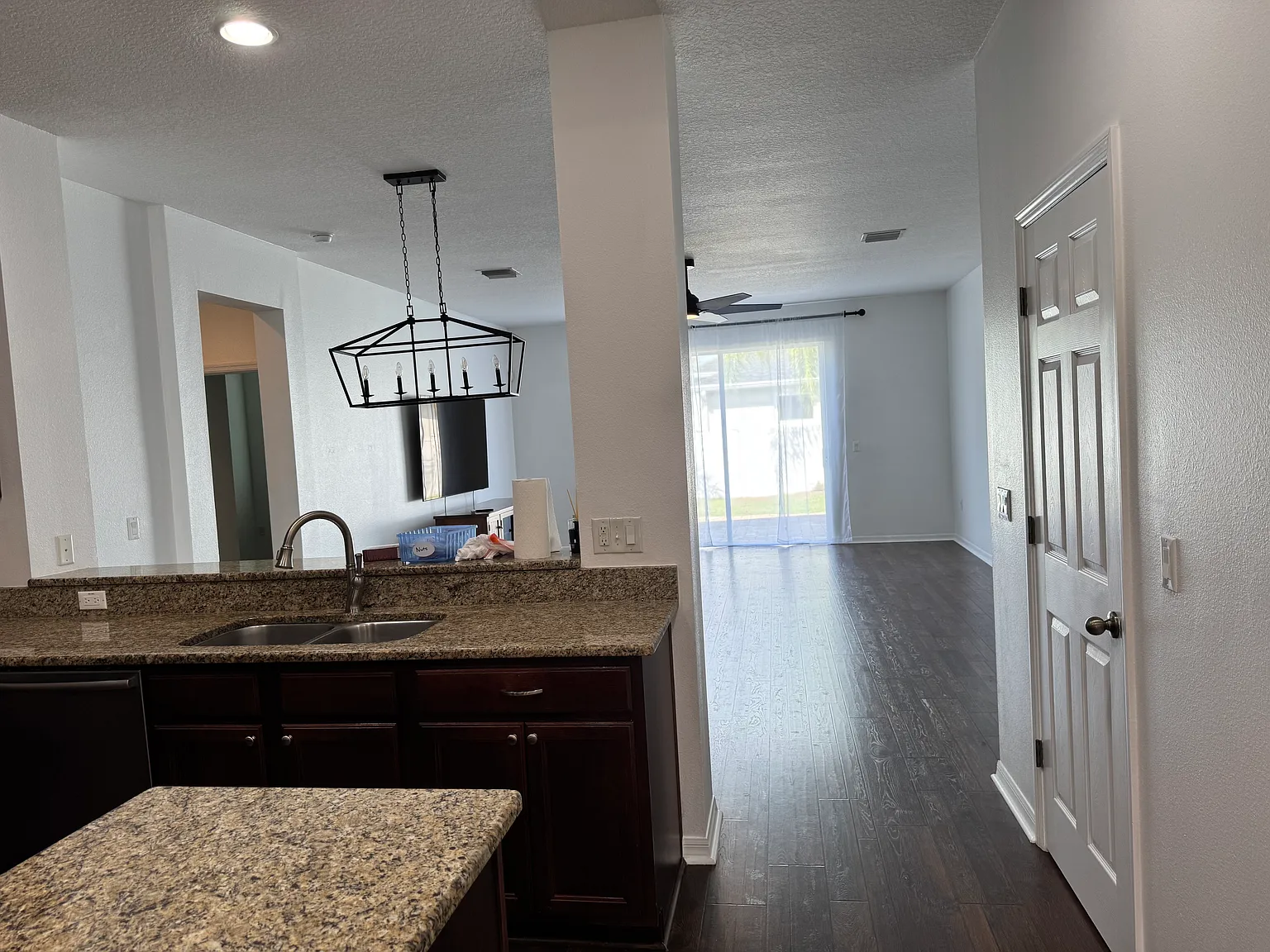 3 bed, 2012 sqft, $2,700 — Photo 2
