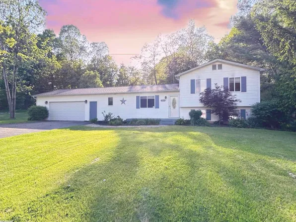 3664 Chesterfield Dr, Lapeer, MI 48446