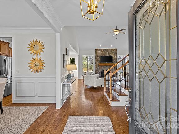 3rd image of 2464 Chatham Dr