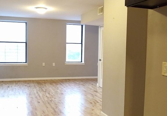 4th image of 293 Hawthorne Ave APT 1B