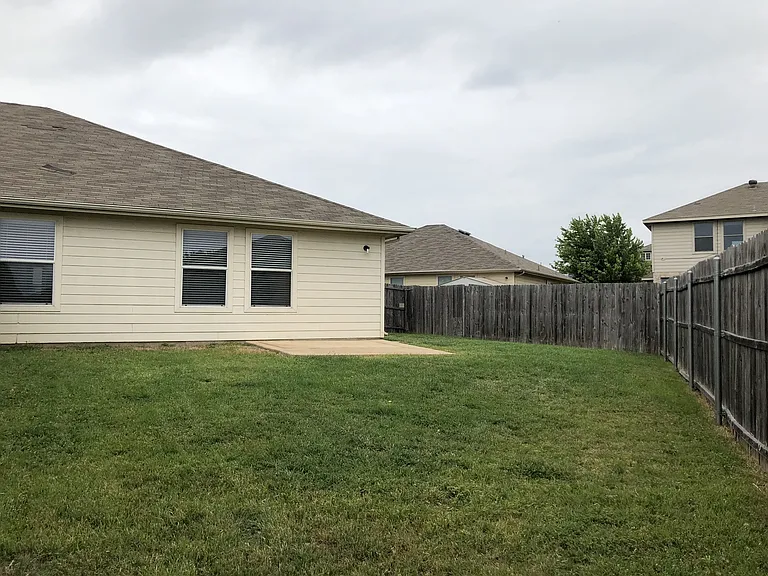 668 Stern Dr — Photo 18
