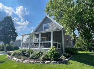 402 E Calumet Rd, Fox Pt, WI 53217
