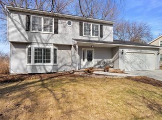 321 Carriage Hill Rd, Naperville, IL 60565