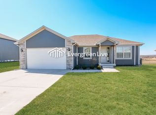 902 SW Chickadee Dr, Oak Grove, MO 64075