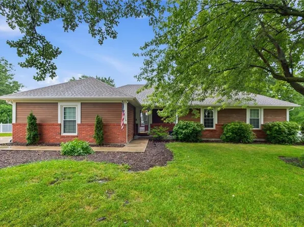 5625 W 201st St, Stilwell, KS 66085