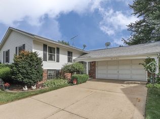 807 Robinson Ave, Streamwood, IL 60107