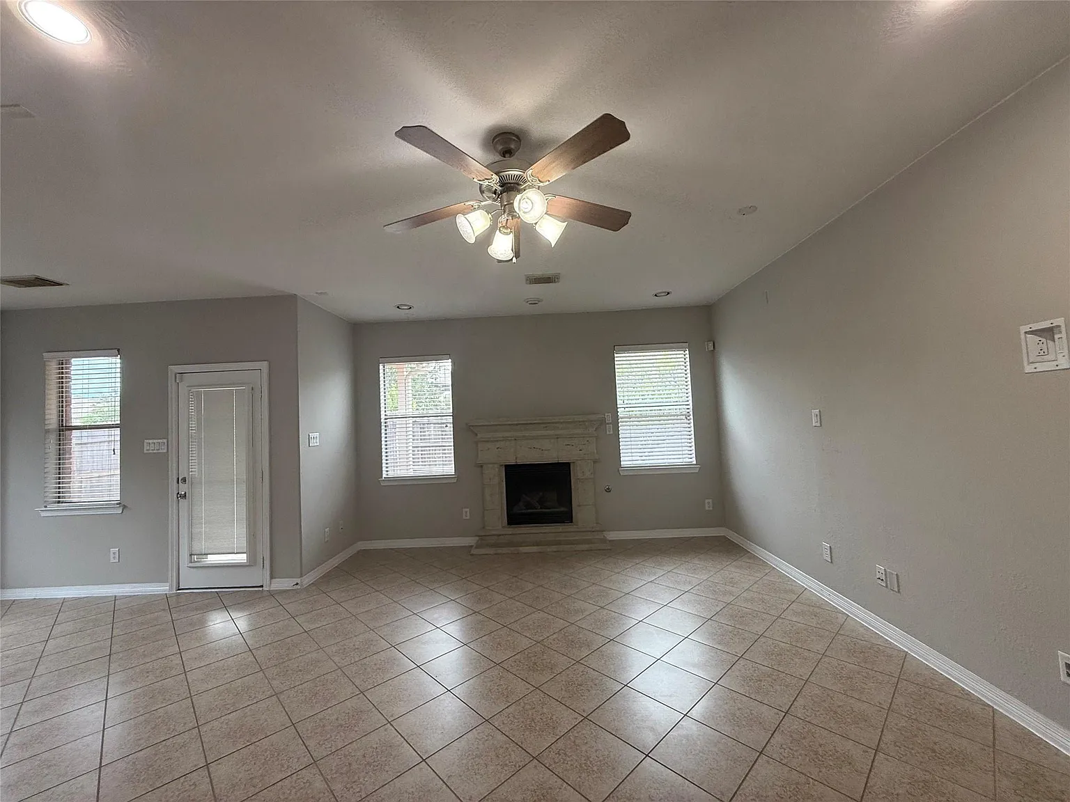 3 bed, 2.0 bath, 2110 sqft, $2,400 — Photo 2