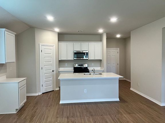 5th image of 2601 Tracy Ln