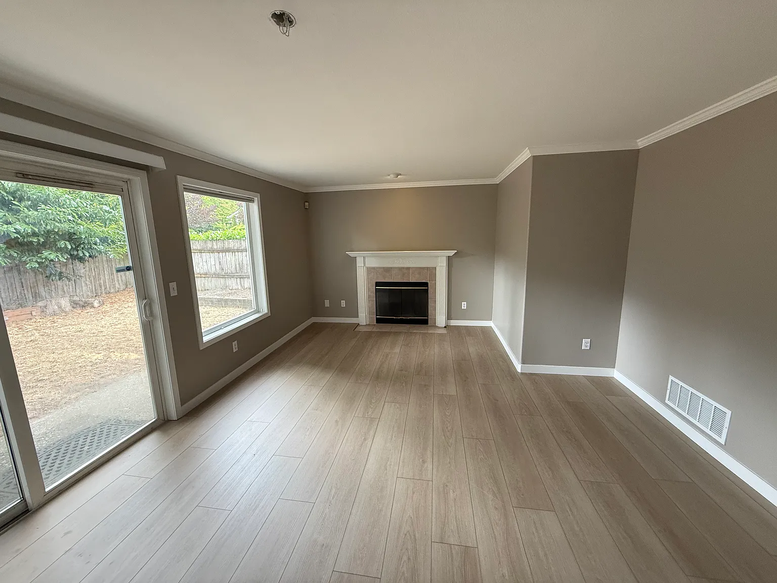 4 bed, 2.5 bath, 2020 sqft, $4,700 — Photo 2