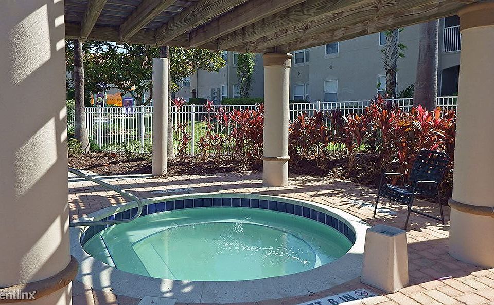 large-hot-tub-at-lake-mary-apartments