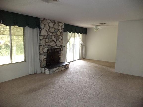 3rd image of 24974 Tulip Ave