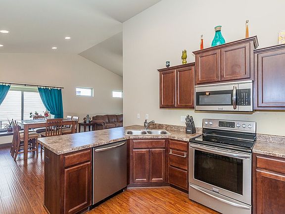 Open Kitchen w/Breakfast bar