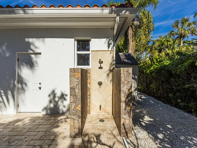 860 E Park Dr — Photo 56