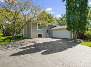 S87W27330 Ridgeway Ct, Mukwonago, WI 53149