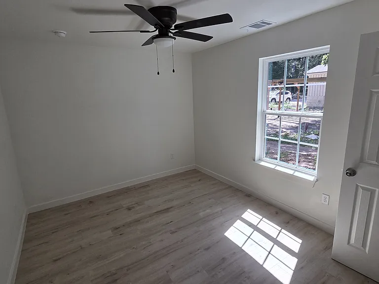 704 W Avenue B — Photo 21