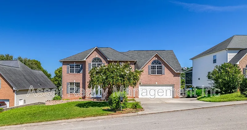 6 bed, 4.5 bath, 5100 sqft, $4,995 — Photo 3