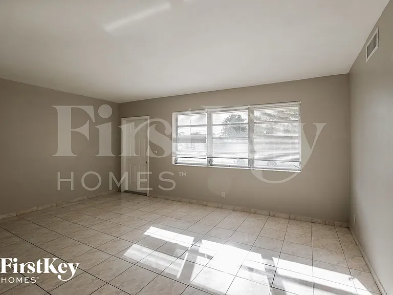 621 SW 69th Ter — Photo 3