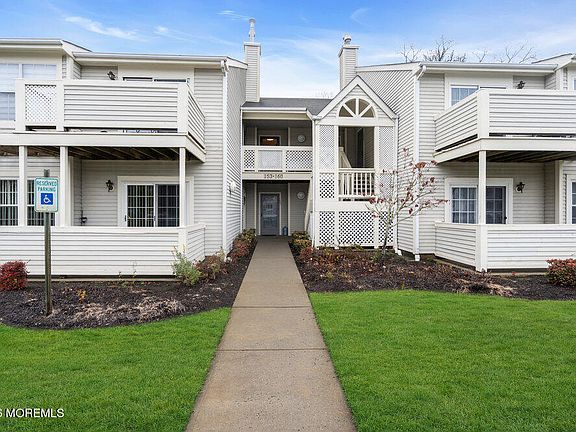 3rd image of 156 Pinetree Court