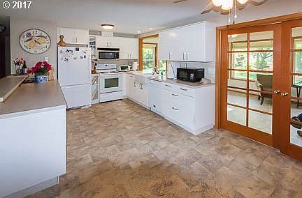 5th image of 318 NE 123rd Ave