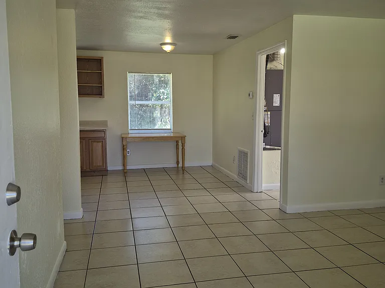 819 Cedar Dr — Photo 3