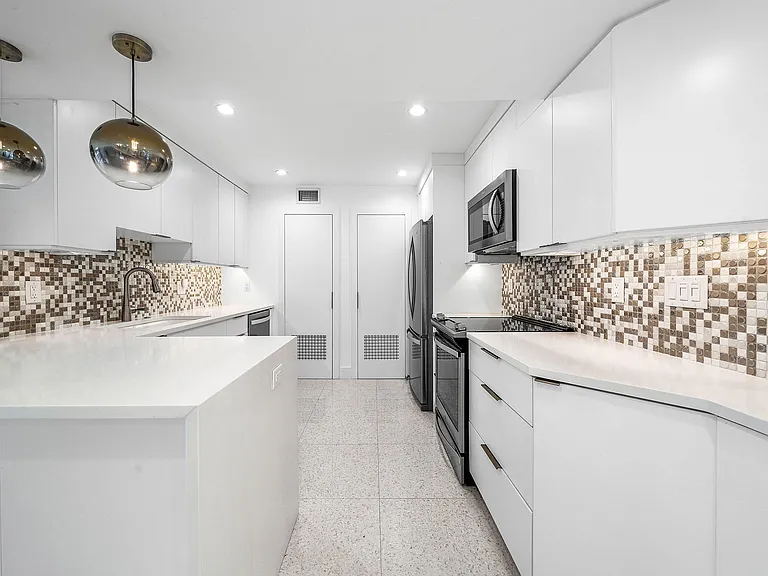 330 SE 20th Ave #408 — Photo 11