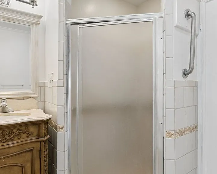 1108 Larchmont Ln — Photo 29