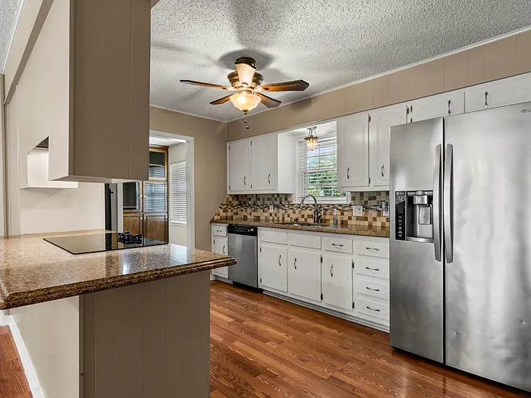 436 Topeka Dr — Photo 4