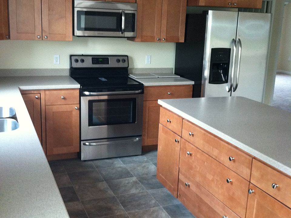 Large Kitchen with island & dishwasher
