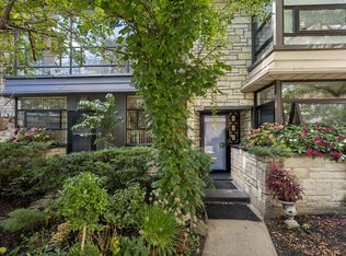 524 W Barry Ave, Chicago, IL 60657