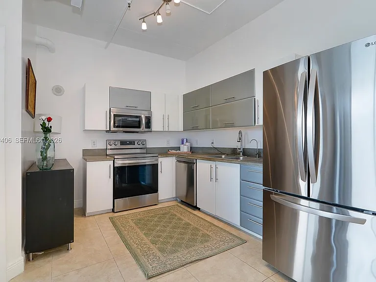 444 NE 30th St #502 — Photo 11