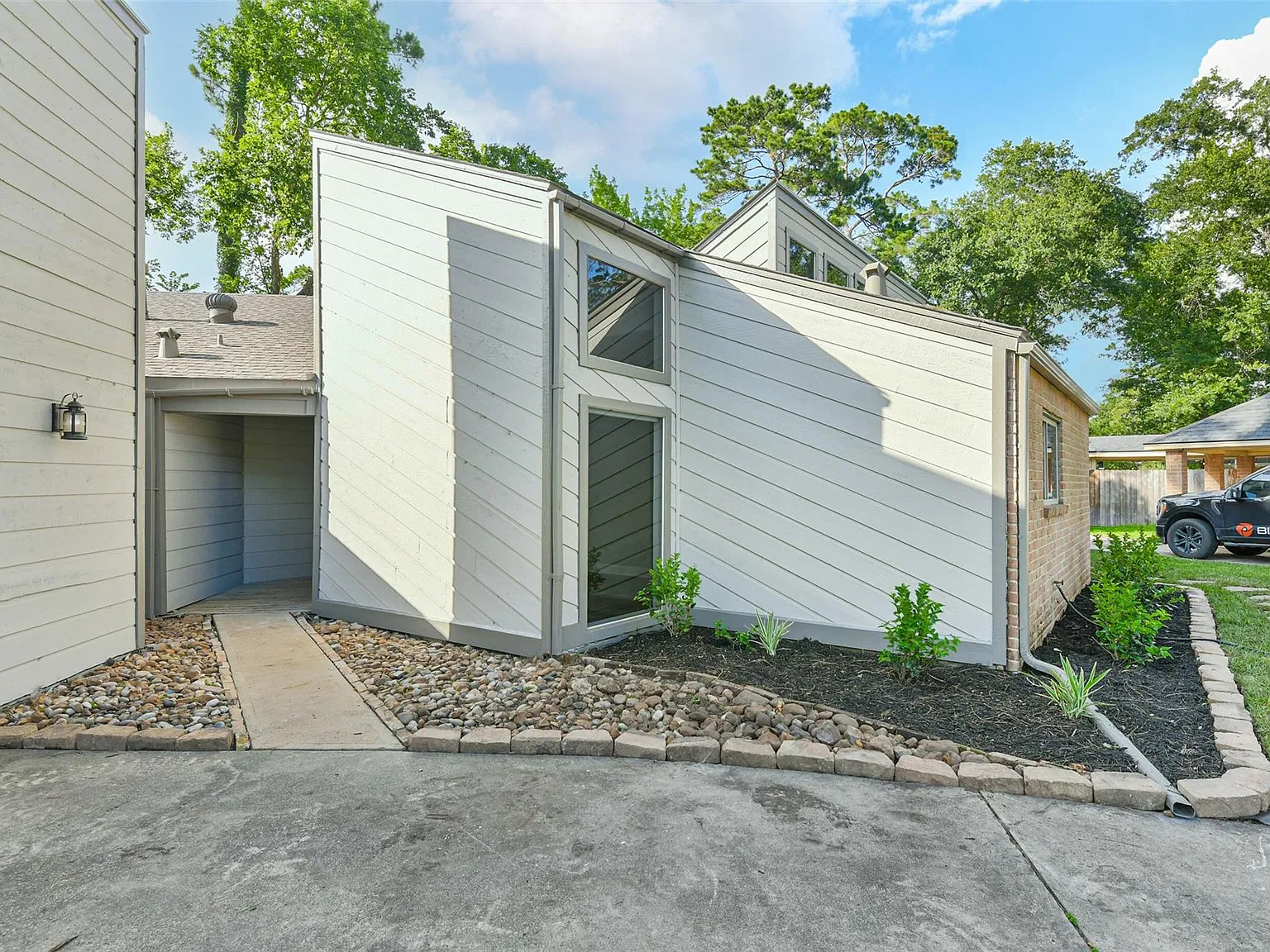 4 bed, 2.0 bath, 2132 sqft, $2,395 — Photo 3