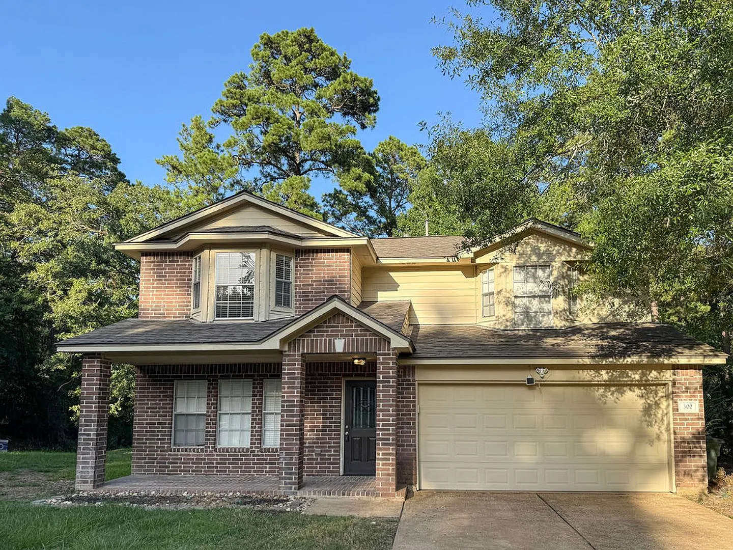 Move In Special 1/2 Off 1st Month's Rent Beautiful 2 Story On Corner In Elkins Lake — Photo 1
