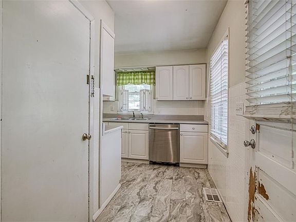 3rd image of 6833 Laurel Ave